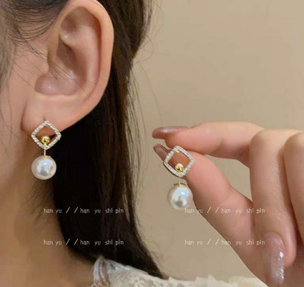 Gold dangle Earrings